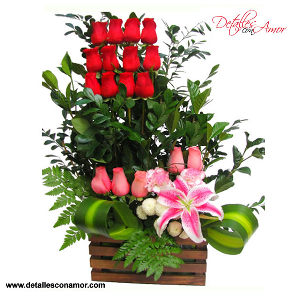 Detalles con Amor | Arreglo Floral de Amor | Rosas naturales, rosas con  petalos de madera, chocolates, peluches y regalos